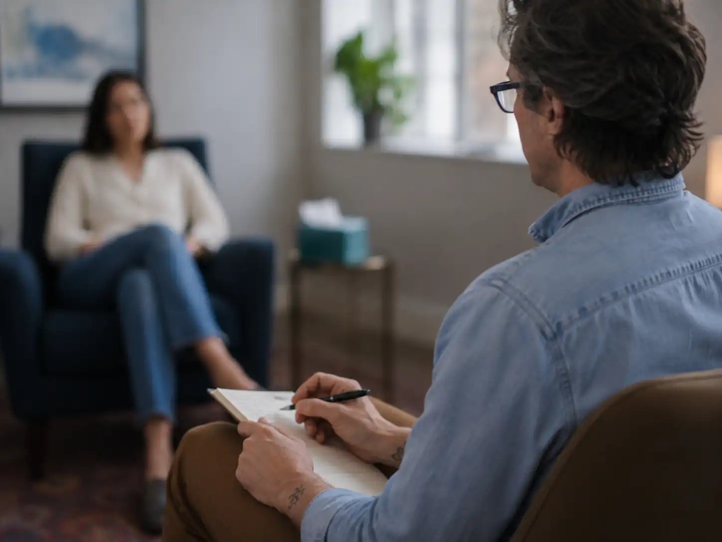Sesión de terapia en un consultorio luminoso
